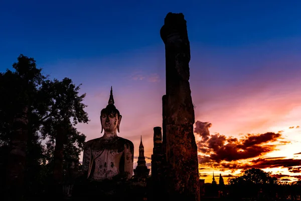 Twilight sky behind Old buddha image at Wat Mahathat, Sukhothai — Stock Photo, Image