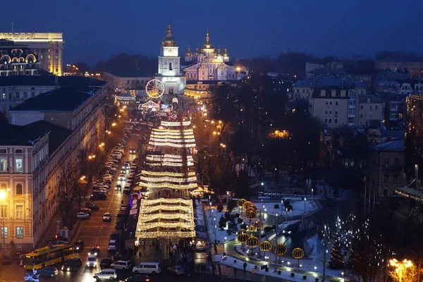 Straßenschmuck am Vorabend der Weihnachtsfeiertage — Stockfoto