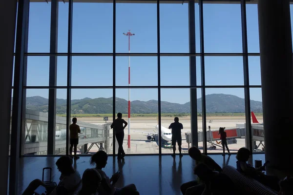 Passeggeri in attesa di partenza in aeroporto — Foto Stock