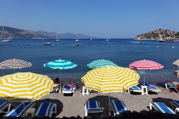 Зонтики на морском пляже — стоковое фото
