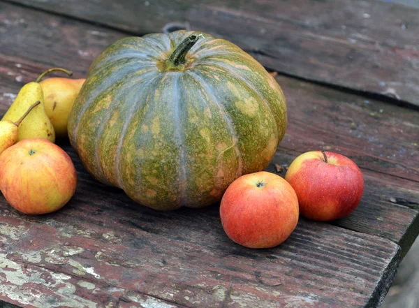 호박, 사과, 배는 정원에서 테이블에 — 스톡 사진