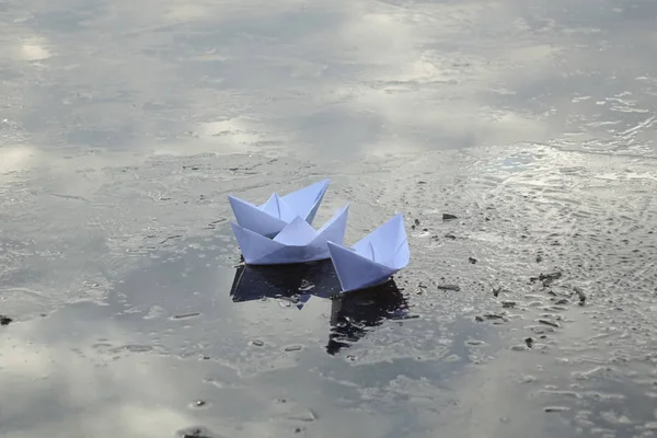 Papierboote Segeln Auf Gefrorenem Wasser — Stockfoto