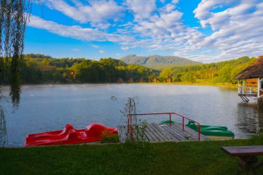 Göl rekreasyon ve balıkçılık için dağlarda