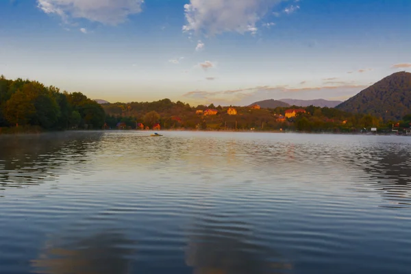 Lake in the mountains for recreation and fishing — Stock Photo, Image