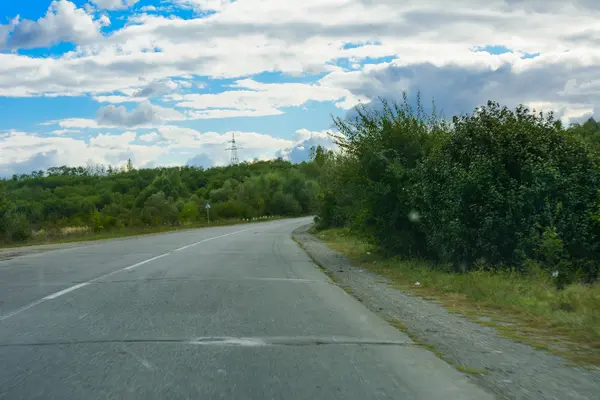 Route de montagne. Le paysage des champs et des montagnes — Photo