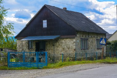 Bir özel ev bahçesinde Tasarla