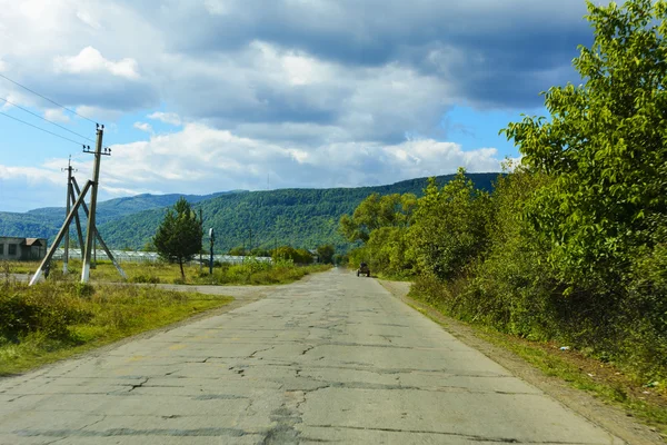 Route de montagne. Le paysage des champs et des montagnes — Photo