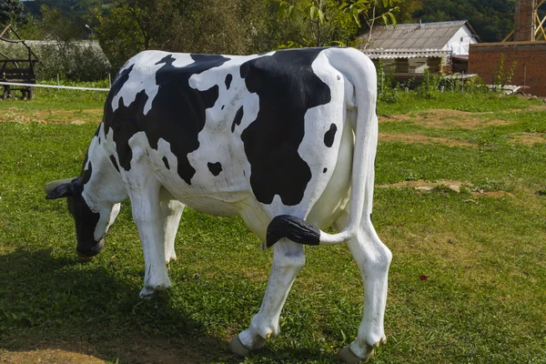 Bir inek heykeli. Köyde süt ineği — Stok fotoğraf