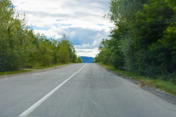 Camino de montaña. El paisaje de campos y montañas — Foto de Stock