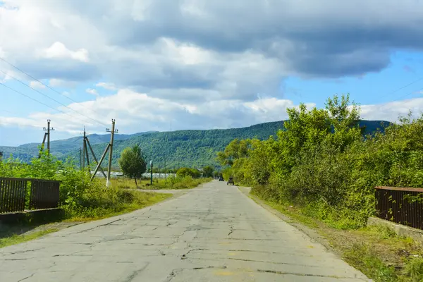 Route de montagne. Le paysage des champs et des montagnes — Photo