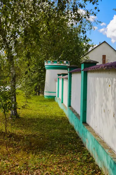 Δρομάκι στον κήπο και ένα φράχτη, κοντά στην εκκλησία του χωριού — Φωτογραφία Αρχείου