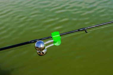 Dağların göl. Sabah erkenden. Olta ile bir çan