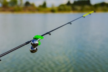 Dağların göl. Sabah erkenden. Olta ile bir çan