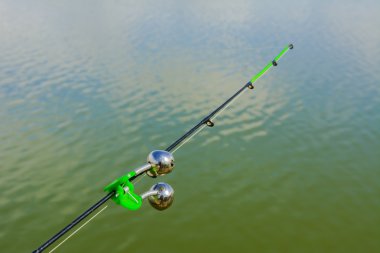 Dağların göl. Sabah erkenden. Olta ile bir çan