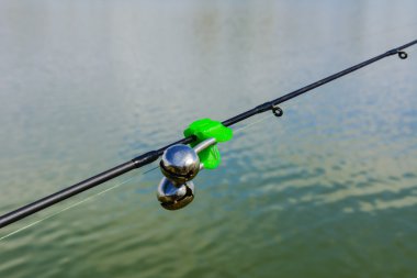 Dağların göl. Sabah erkenden. Olta ile bir çan