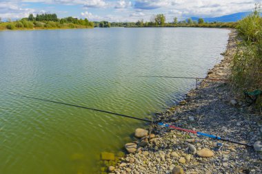 Göl rekreasyon ve balıkçılık için dağlarda. Sabah erken