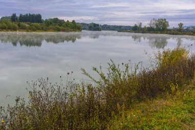 Göl rekreasyon ve balıkçılık için dağlarda. Sabah erken