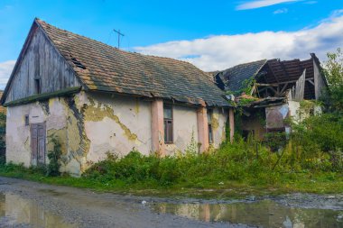 Eski terk edilmiş evde köyün kenarına