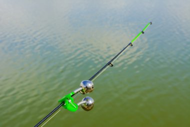 Dağların göl. Sabah erkenden. Olta ile bir çan