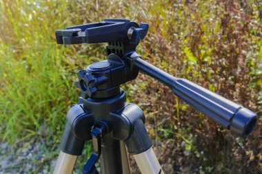Tripod fotoğraf ekipmanları göl yakınındaki çim için