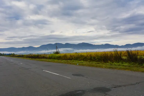 Mountain road. The landscape of fields and mountains — Stock Photo, Image