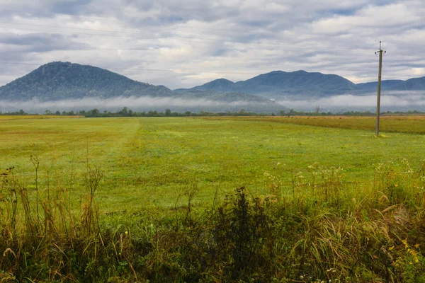 Le paysage des champs et des montagnes dans l'ouest de l'Ukraine — Photo