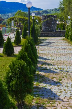 Bir özel ev bahçesinde Tasarla