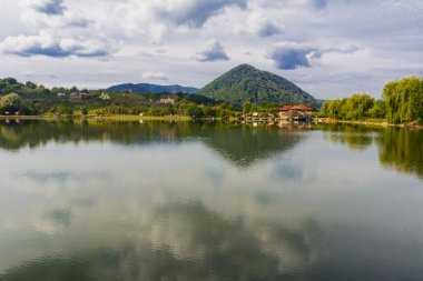 Göl rekreasyon ve balıkçılık için dağlarda