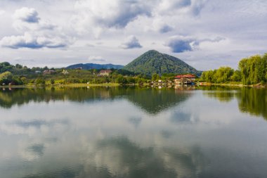 Göl rekreasyon ve balıkçılık için dağlarda