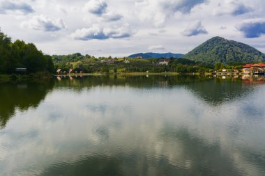 Göl rekreasyon ve balıkçılık için dağlarda