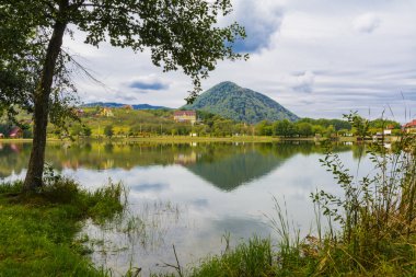 Göl rekreasyon ve balıkçılık için dağlarda