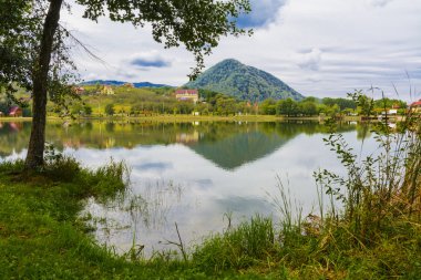 Göl rekreasyon ve balıkçılık için dağlarda