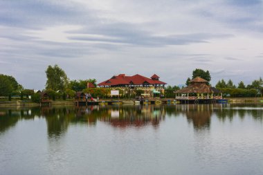 Göl rekreasyon ve balıkçılık için dağlarda