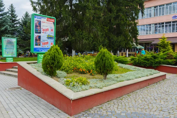 Plazas, parques, fuentes, estatuas ciudades del oeste de Ucrania — Foto de Stock