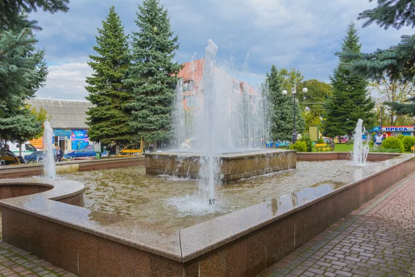 Pleinen, parken, fonteinen, standbeelden steden van West-Oekraïne — Stockfoto