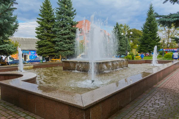 Torg, parker, fontäner, statyer städer i västra Ukraina — Stockfoto