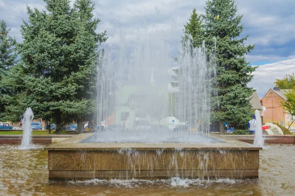 Náměstí, parky, fontány, sochy města západní Ukrajiny — Stock fotografie