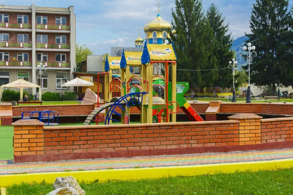 Parque infantil en el centro de la ciudad en el oeste de Ucrania — Foto de Stock