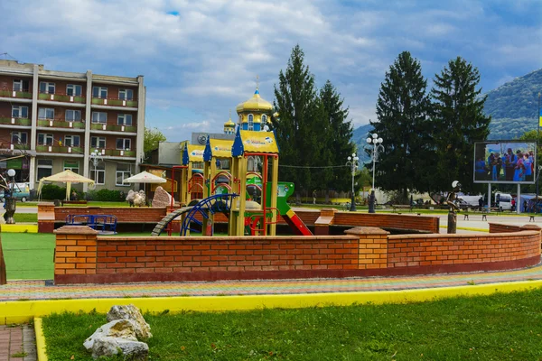 Parque infantil en el centro de la ciudad en el oeste de Ucrania — Foto de Stock
