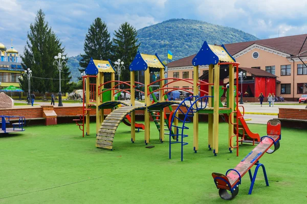 Parco giochi per bambini nel centro della città nella parte occidentale di Ukrai — Foto Stock