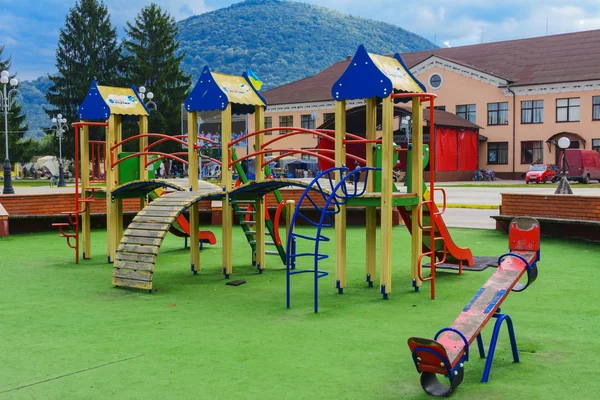 Kinderspielplatz im Zentrum der Stadt in der Westukraine — Stockfoto