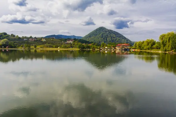 Göl rekreasyon ve balıkçılık için dağlarda — Stok fotoğraf