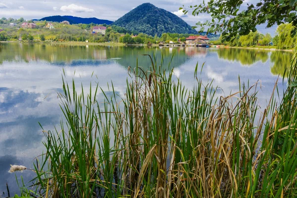 Lake in the mountains for recreation and fishing — Stock Photo, Image