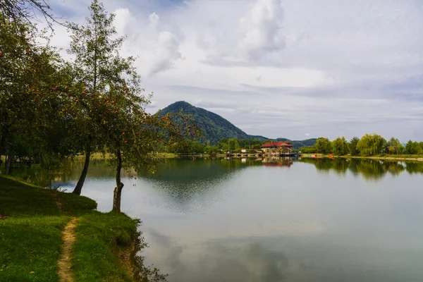 Lake in the mountains for recreation and fishing — Stock Photo, Image