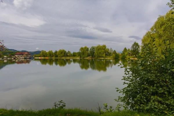 Sjön i bergen för rekreation och fiske — Stockfoto