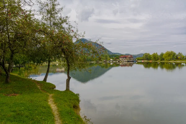 Lac dans les montagnes pour les loisirs et la pêche — Photo