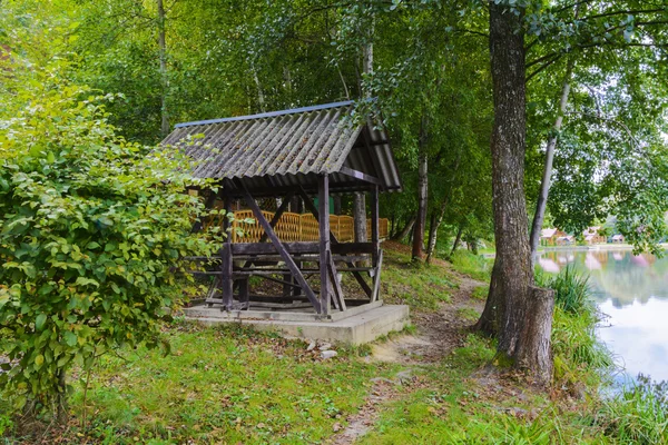 Lac dans les montagnes pour les loisirs et la pêche — Photo