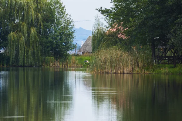 Lago in montagna per la ricreazione e la pesca — Foto Stock