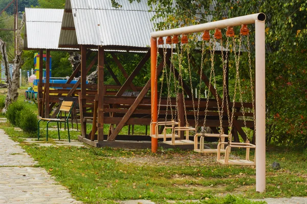 Parque infantil no centro da cidade no oeste da Ucrânia — Fotografia de Stock