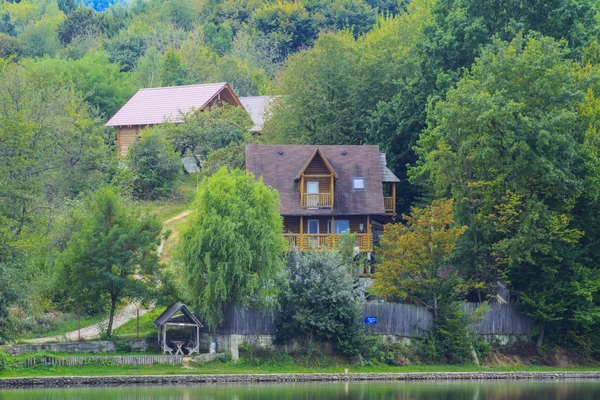 See in den Bergen für Erholung und Angeln — Stockfoto